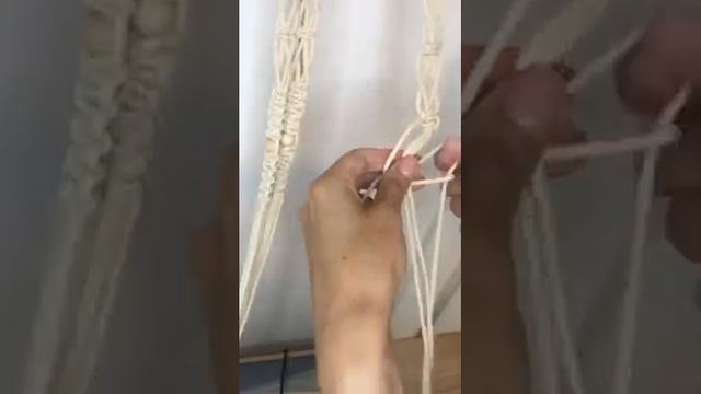 Подвесное кашпо с деревянными бусинами.