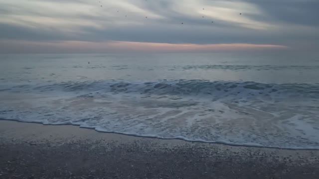 Черное море в Крыму. Пляж в районе Евпатории. Релакс под морской прибой на закате