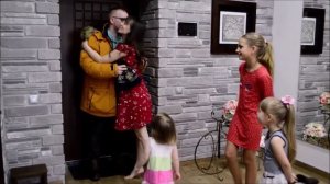 Как нужно встречать мужа. Любящая жена. Отношения мужа и жены.
