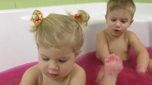 ✿ Развлечения Для Детей СЮРПРИЗЫ в Ванной с Желе Squishy Gelli Baff with toys Diana Show