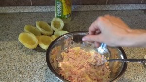 Запечённый картофель, фаршированный колбасой и сыром