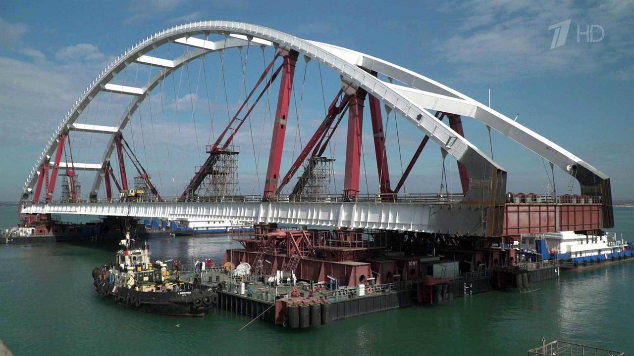 На мосту в Крыму начинается установка автомобильной арки рядом с пролетом для поездов