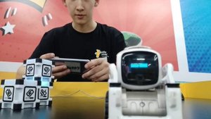 Обзор на робота козмо. Review of the robot Cozmo. Исскусственный интеллект. 2018 год!!