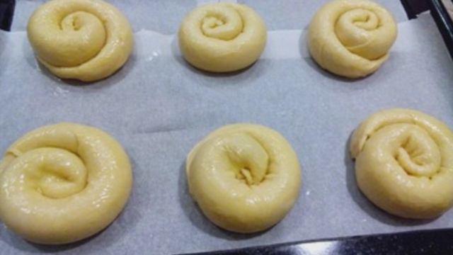 Испанский крем булочка. Французская булочка с кремом. Испанская плюшка. Французские булочки белькович. Сдобные булочки с заварным кремом.