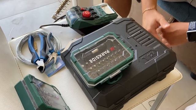 Закрепляем биты на кейс с инструментом смотреть онлайн