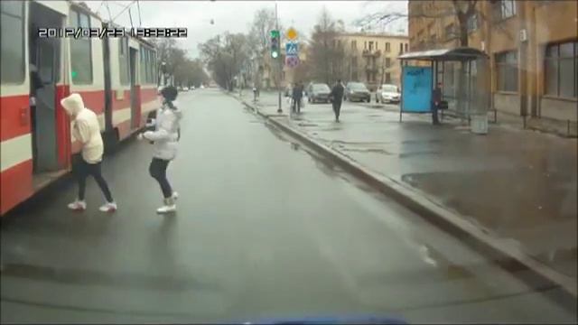 ногой в трамвай - жесть смотреть онлайн