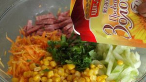 Салат с копчёной колбасой и сырой морковью