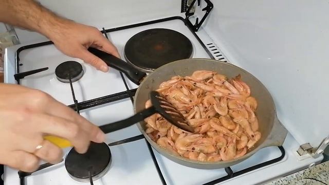 Креветки жареные на сковороде. Рецепт в соевом соусе с чесноком.
