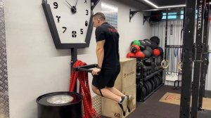 Отжимания на брусьях (с резиной)