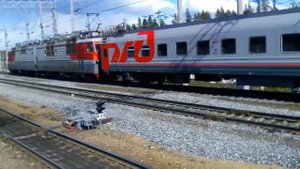 ВЛ-80 в голове пассажирского поезда номер 16 Москва-Мурманск .Ст.Свирь.