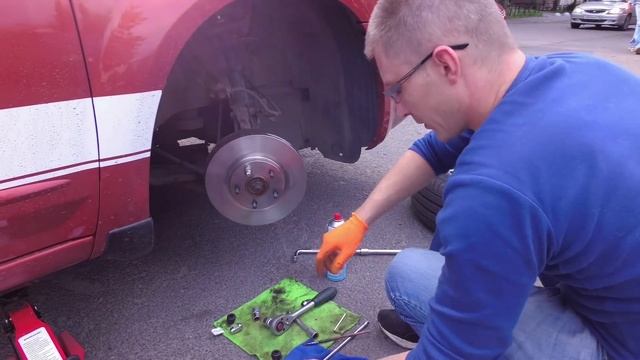 Как заменить тормозные диски и колодки своими руками. смотреть онлайн