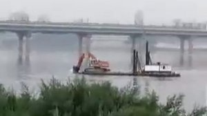 эскаватор гребёт