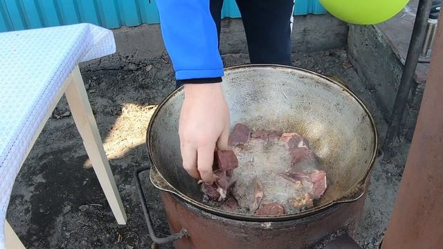 Томлёная ГОВЯДИНА в казане.Готовим говядину на свежем ВОЗДУХЕ смотреть онлайн