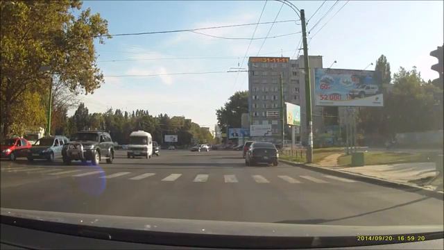 На Ботанике автомобиль едва не задавил людей на переходе смотреть онлайн