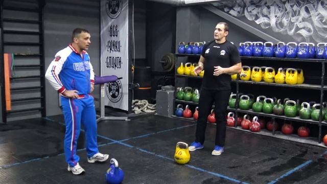 Турецкий подъем упражнение с гирей и его тренировка. Иван Денисов и Сергей Рачинский
