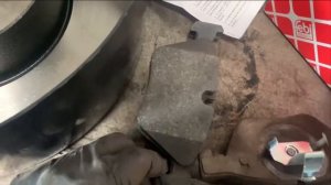 Замена тормозных дисков и колодок на БМВ, Е90 кузов