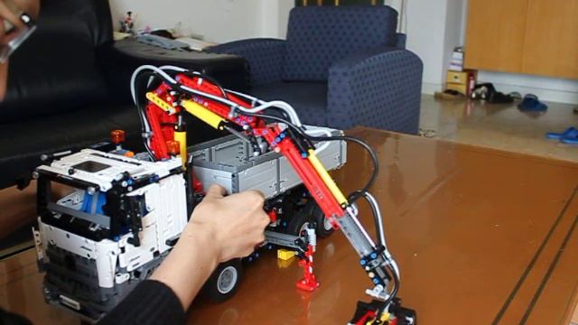 Mercedes-Benz Arocs 3245 42043 LEGO樂高賓士-氣動手臂 смотреть онлайн