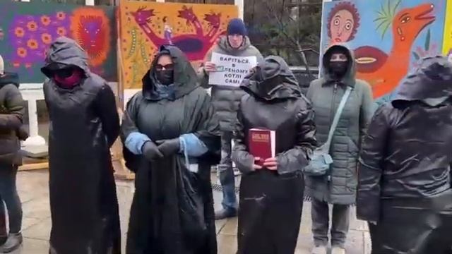 Под Офисом Президента в Киеве изгоняют "зелёного демона" смотреть онлайн