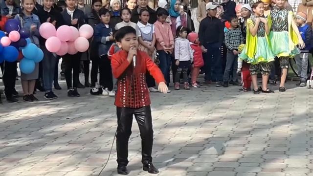 Ученик 4-го класса КРУТО поет! смотреть онлайн