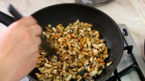 Рулет из фарша с сыром и грибами.