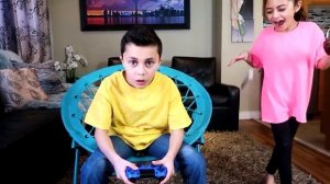 Хайди и Зидан играют в игру желейной еды против настоящей