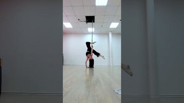 Pole Dance (exotic) комбинация.