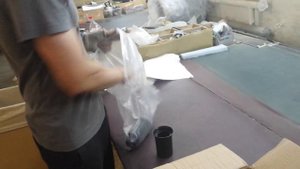 Ведущий сборщик кресел рассказывает как формируется набор в коробку с креслом