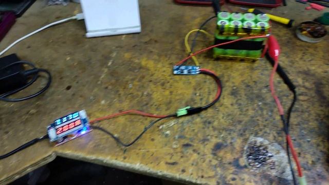 Цепочка из БП от ноутбука 18V, контроллера вольтажа иограничителя тока, платы защиты батареи. смотреть онлайн