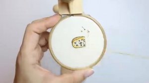 Вышивка броши Сыр. Художественная вышивка гладью броши на фетре.