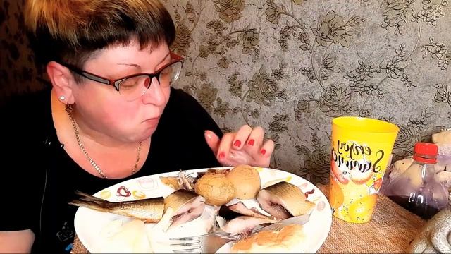 мукбанг/Селедка копченая с картошкой/обжор и разговоры на камеру/Mukbang