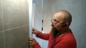 Если дверь не помещается в проем надо просто обрезать все лишнее