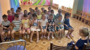 Средняя группа , игра на клависах.