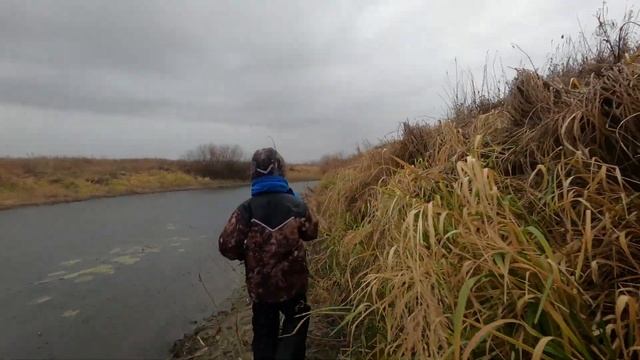 МЕДИТАТИВНАЯ РЫБАЛКА БЕЗ РЫБЫ))) КАК НЕЖНО И С ЛЮБОВЬЮ ОН ГОВОРИТ О РЫБАЛКЕ))). Рыбак с 3 лет.