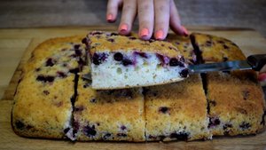 Проще и быстрее не бывает! Все смешать и в духовку! Очень вкусный пирог на сметане с ягодами!