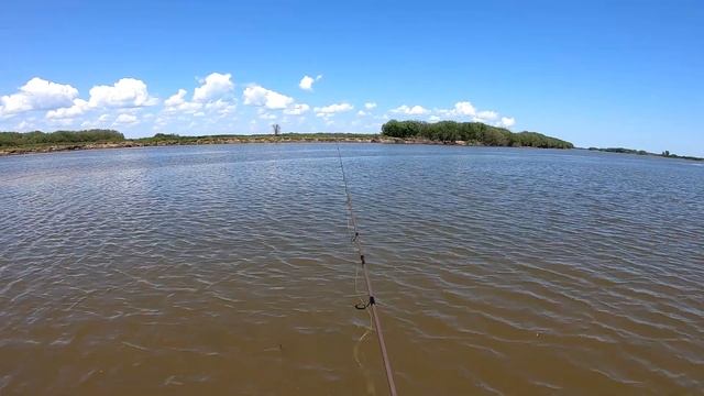 Вода прёт, рыба клюёт! Рыбалка на спиннинг на реке Амур смотреть онлайн