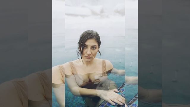 Обнаженная девушка купается в бассейне на улице - A girl in a swimsuit is swimming in the