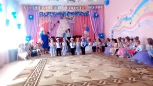 Поздравление от малышей выпускникам.