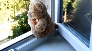 Девочка 4-х лет выпала из окна 17-го этажа и выжила