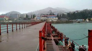 Пляж Лоо/ Открыли причал для туристов/ Набережная закрыта забором.