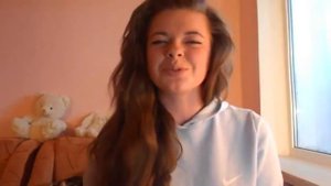 Девчонка классно зачитала рэп! красивый голос!