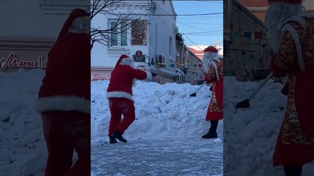 Дед Мороз отмудохал Санту во Владивостоке