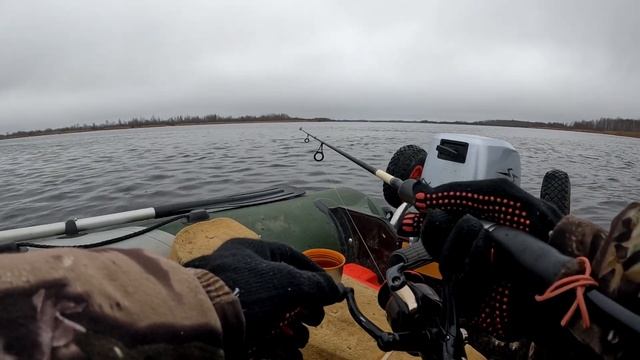 Рыбалка на спиннинг поздней осенью! Ловля окуня на отводной поводок в Ноябре 2022
