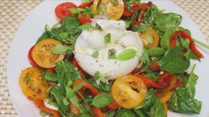 Салат с печеным перцем, бурратой и томатами