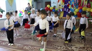 Танец с флажками. Исп. дети разновозрастной группы № 1 МБДОУ "ЦРР - детский сад "Теремок"