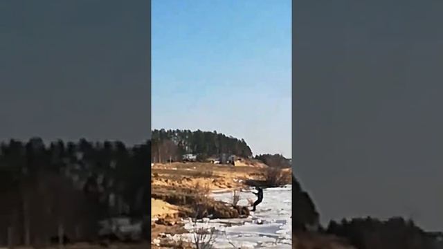 На горных лыжах  и кайте по льдинам и воде.