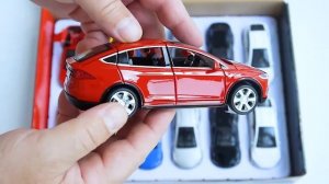 Металлическая машинка Tesla Model X в масштабе 1:43 - сравнение с Теслой в масштабе 1/32