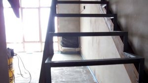 Лестница прямая на швеллере