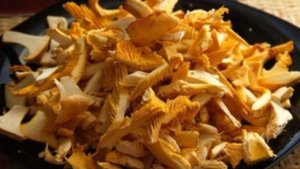 Жареные лисички с луком