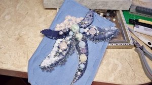 Сумочка с вышивкой, стрекоза из бисера и камней