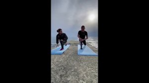 БЕЗУМНЫЙ ПАША И ИРИШКА ЧИКИ-ПИКИ ЗАНИМАЮТСЯ ГИМНАСТИКОЙ НА БЕРЕГУ ЧЁРНОГО МОРЯ